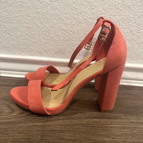 HEELS​​ - Picture 2 of 2
